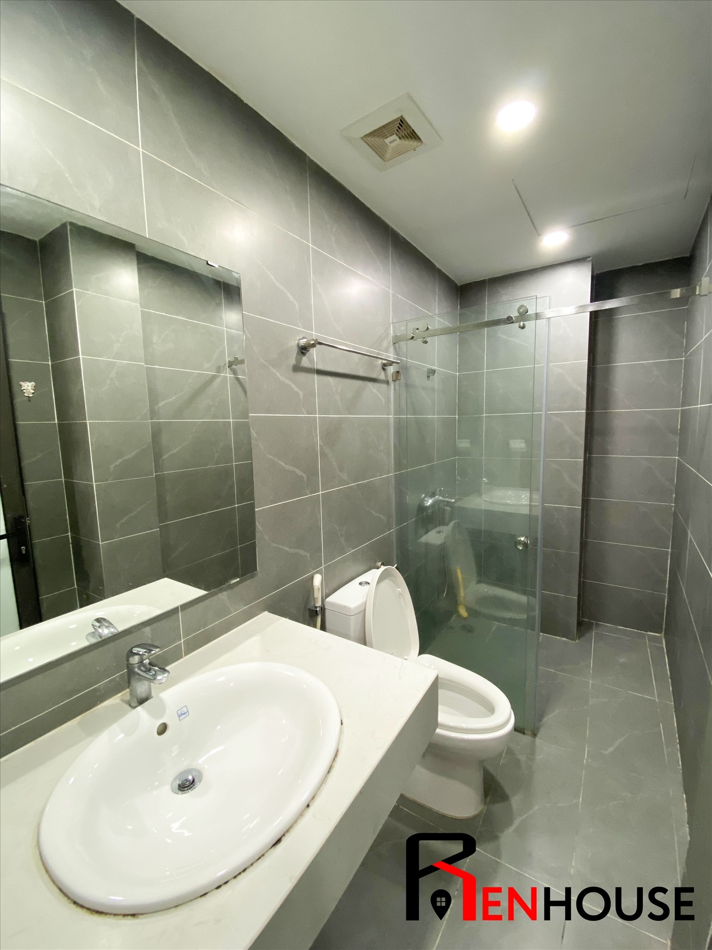 Phòng trọ Studio 32m2 tại RenHouse 2 Trần Thái Tông - Cầu Giấy - Phòng tắm
