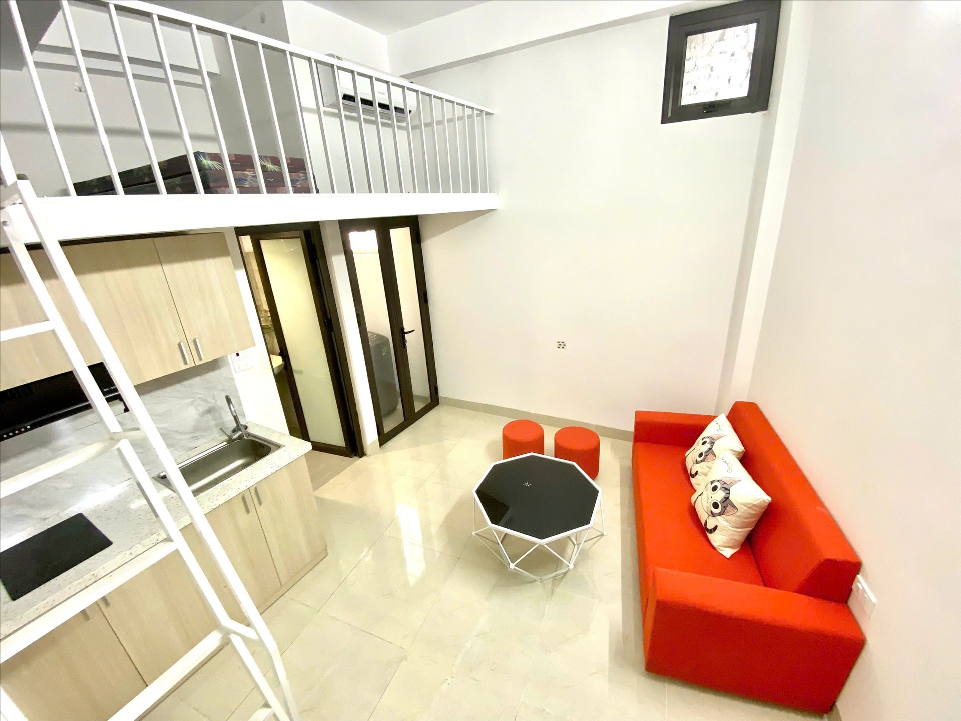 Phòng trọ Duplex 28m2 tại Shome Lạc Long Quân - Tây Hồ - Phòng khách
