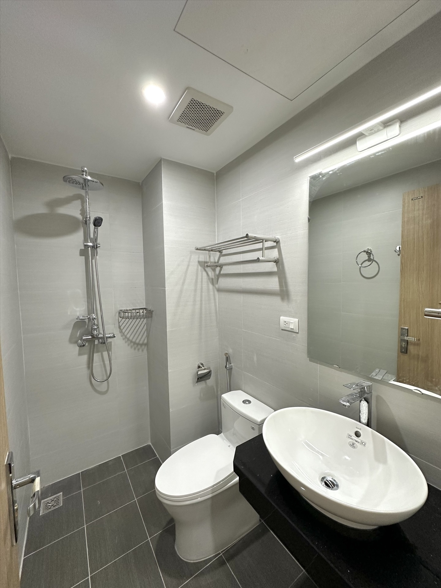 Phòng trọ Studio 30m2 tại TT House 2 Đường Láng - Đống Đa - Phòng tắm