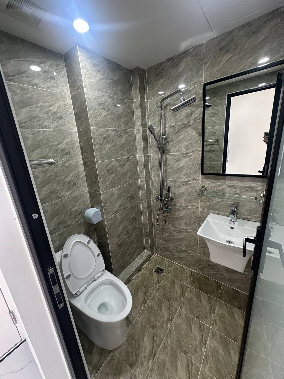 Phòng trọ Studio 30m2 tại Friends Team Xuân La - Tây Hồ - Phòng tắm
