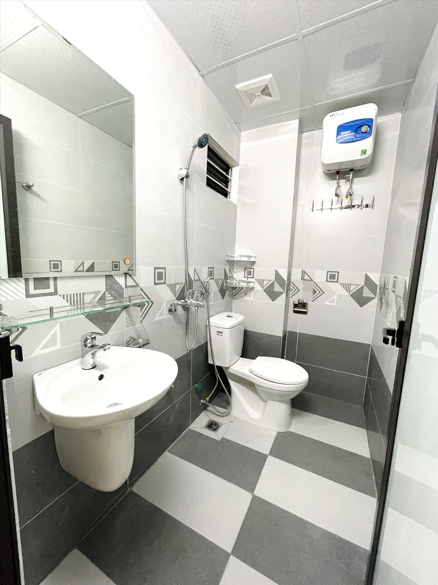 Phòng trọ Studio 25m2 tại TT House 4 Đường Láng - Đống Đa - Phòng tắm