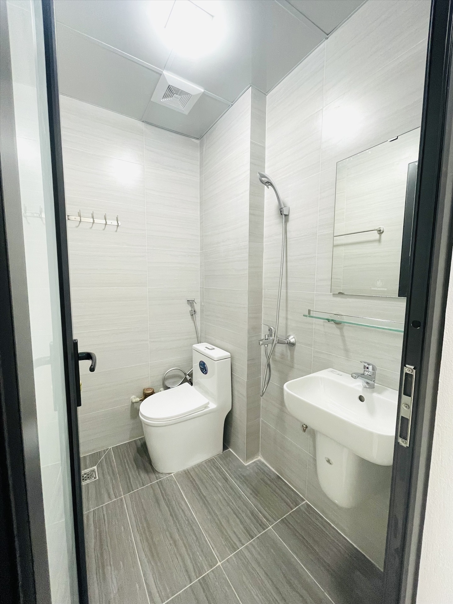 Phòng trọ Studio 30m2 tại TT House 2 Chùa Láng - Đống Đa - Phòng tắm