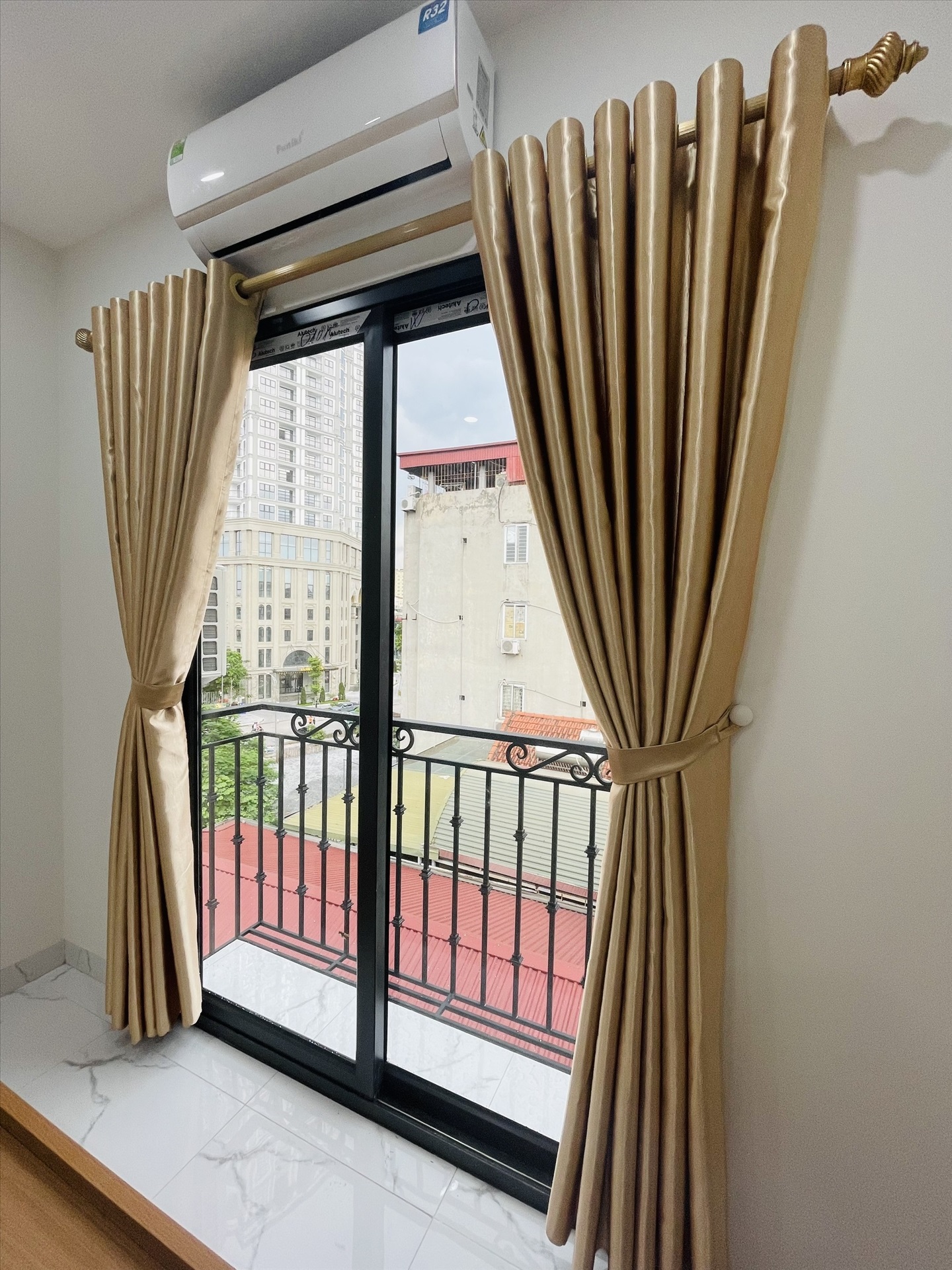 Phòng trọ Studio 30m2 tại TT House 2 Chùa Láng - Đống Đa - Ban công