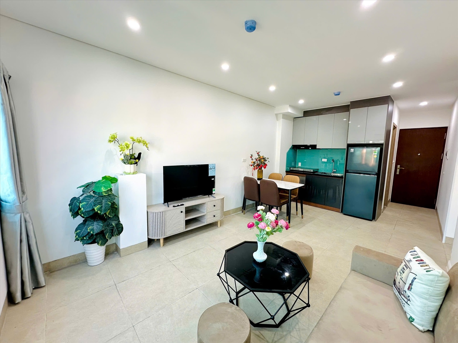 Phòng trọ 2 Phòng ngủ 70m2 tại TT House 2 Đường Láng - Đống Đa - Phòng khách