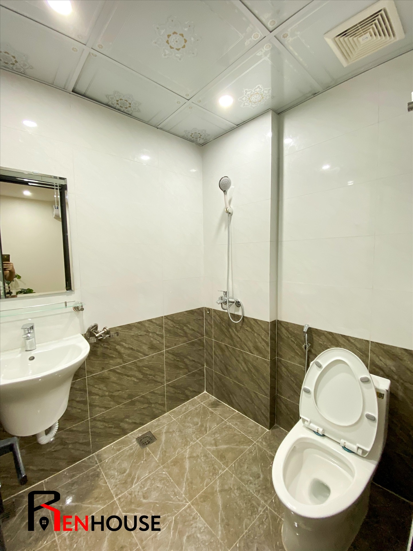 Phòng trọ 1 Phòng ngủ 35m2 tại RenHouse 4 Trần Thái Tông - Cầu Giấy - Phòng tắm