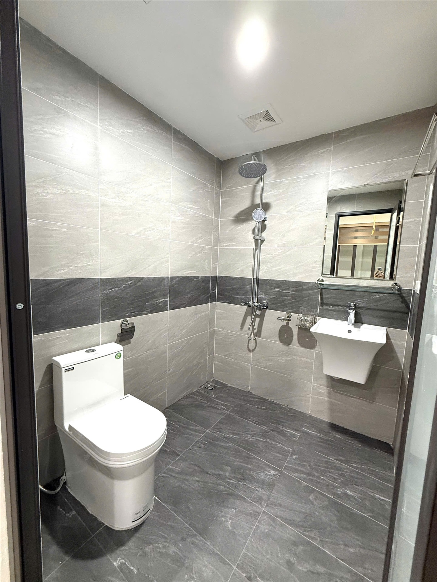 Phòng trọ Studio 35m2 tại TT House Nguyễn Khang - Cầu Giấy - Phòng tắm