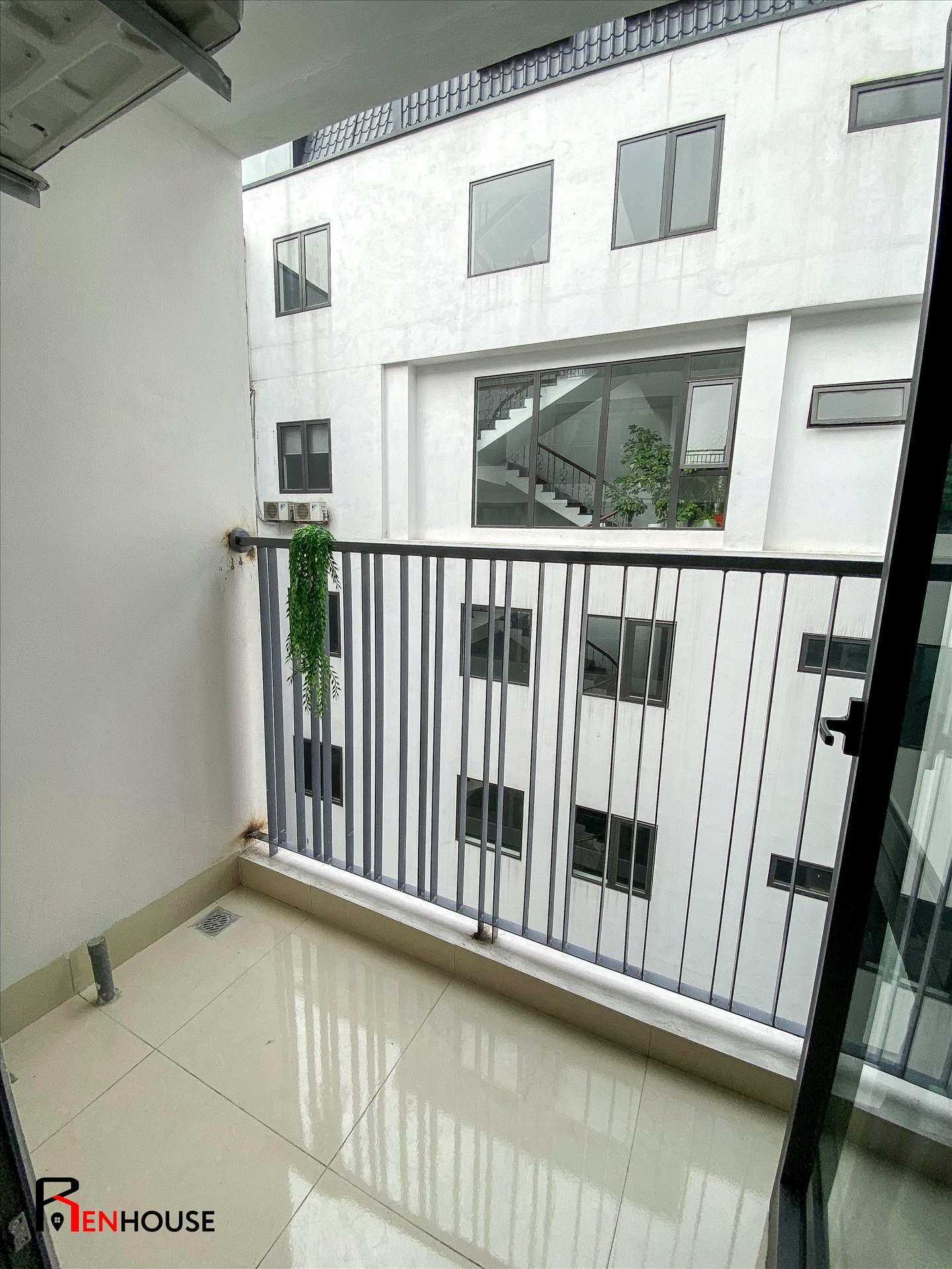 Phòng trọ Studio 32m2 tại RenHouse Nguyễn Khang - Cầu Giấy - Ban công
