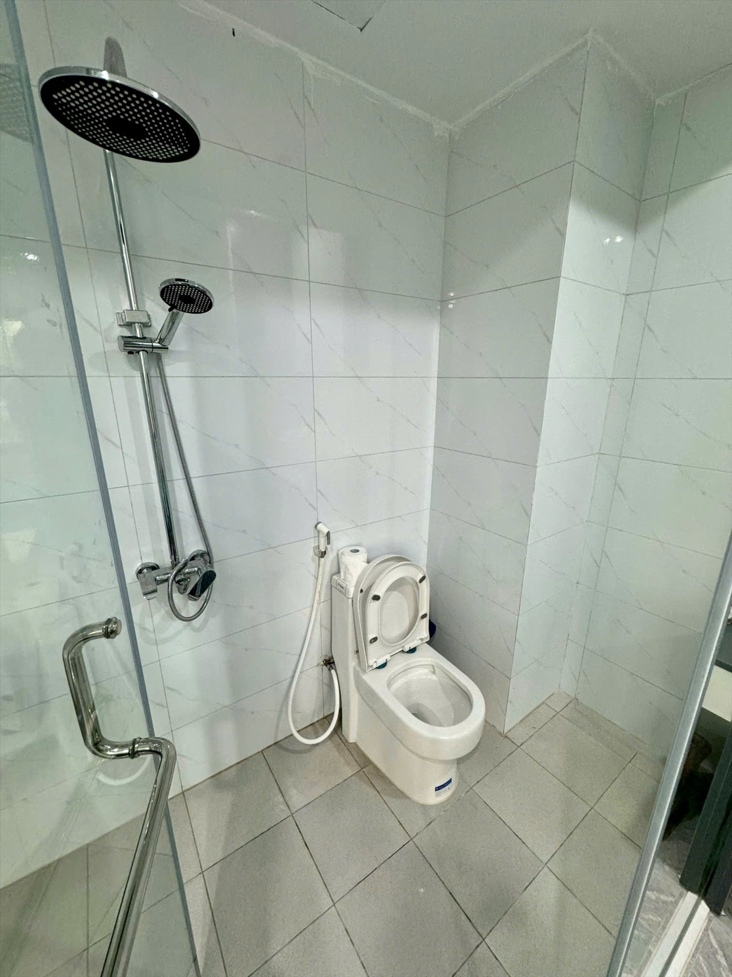 Phòng trọ Studio 30m2 tại Salahomes Hạ Yên Quyết - Cầu Giấy - Phòng tắm