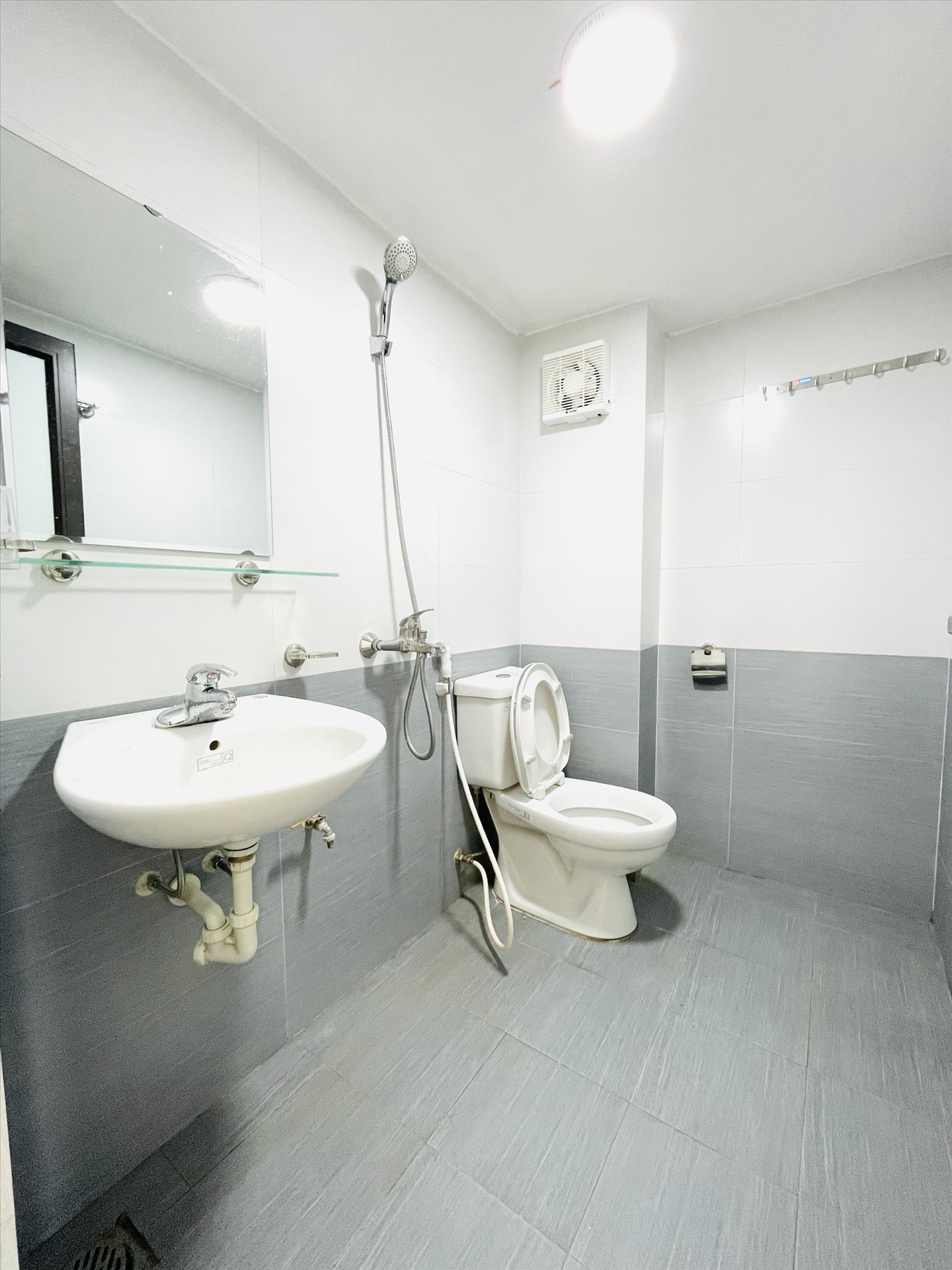 Phòng trọ Studio 28m2 tại TT House 1 Dịch Vọng Hậu - Cầu Giấy - Phòng tắm