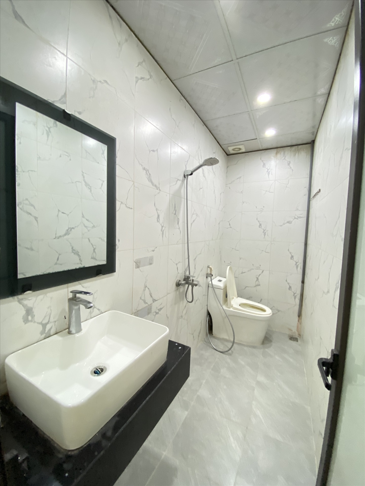 Phòng trọ Studio 25m2 tại HappyHomes Trần Quốc Vượng - Cầu Giấy - Phòng tắm