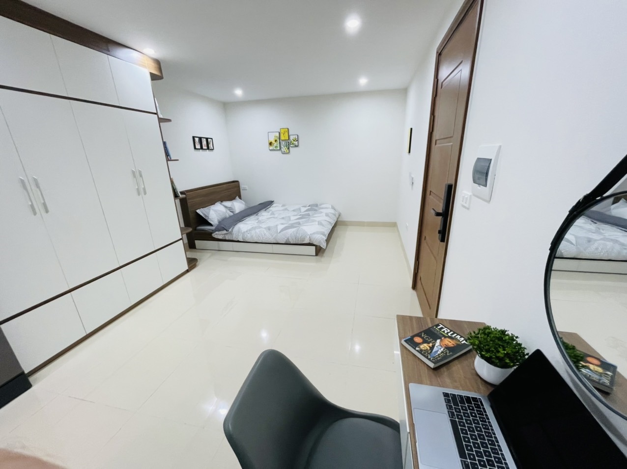 Phòng trọ Studio 22m2 tại Airstay Vũ Ngọc Phan - Đống Đa - Góc làm việc