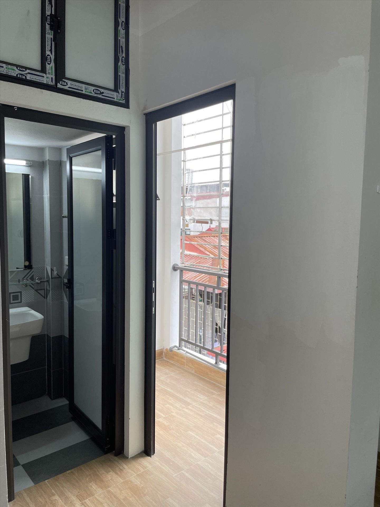 Phòng trọ 1 Phòng ngủ 28m2 tại TT House 4 Đường Láng - Đống Đa - Ban công
